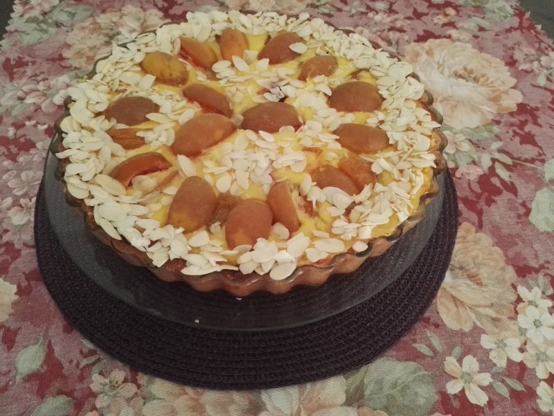 Tarta z morelami i śliwkami i kremem a'a brulee