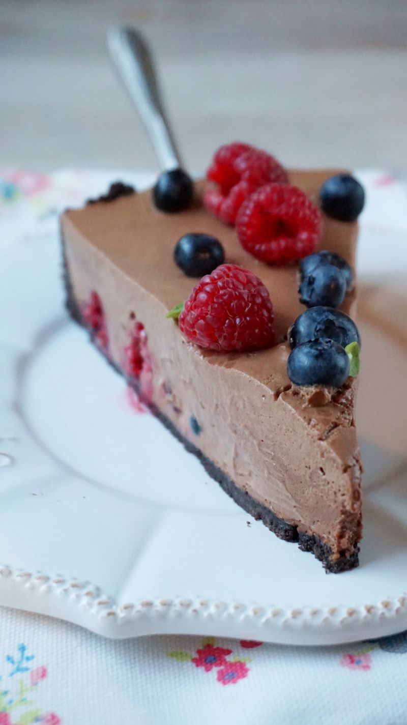 Tarta z musem czekoladowym i malinami