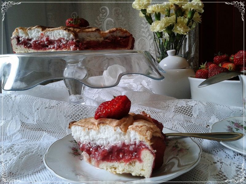 Tarta z musem truskawkowym pod kokosową bezą Tarta z musem truskawkowym pod kokosową bezą