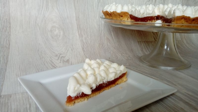 Tarta z musem z rabarbaru i śmietanką 