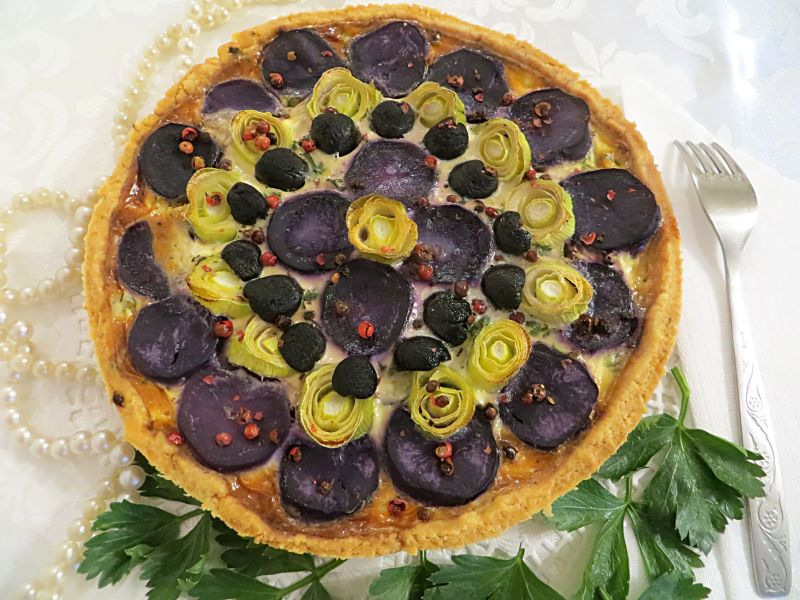 Tarta z porem i fioletowymi ziemniakami