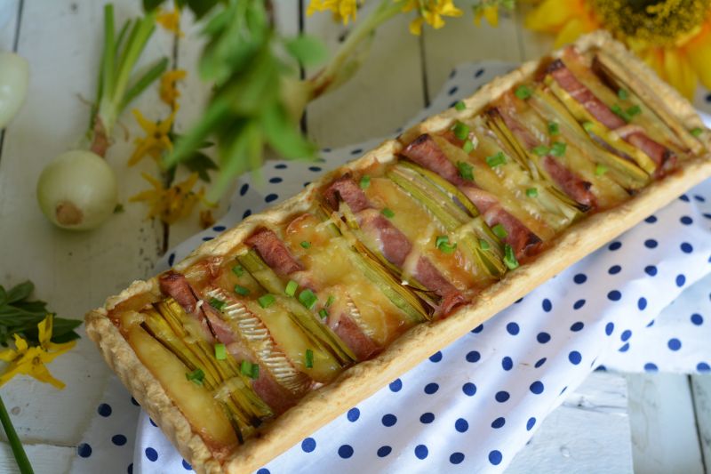 Tarta z porem, szynką i serem pleśniowym