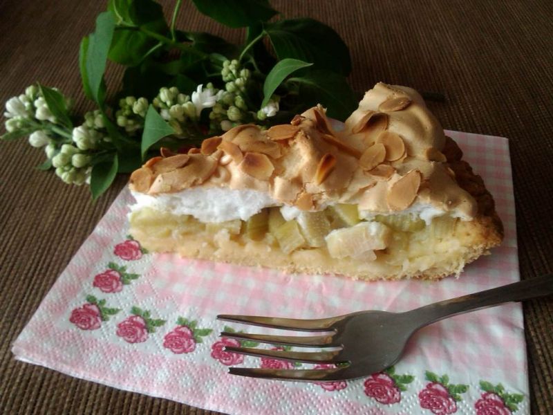 Tarta z rabarbarem bezą i płatkami migdałowymi