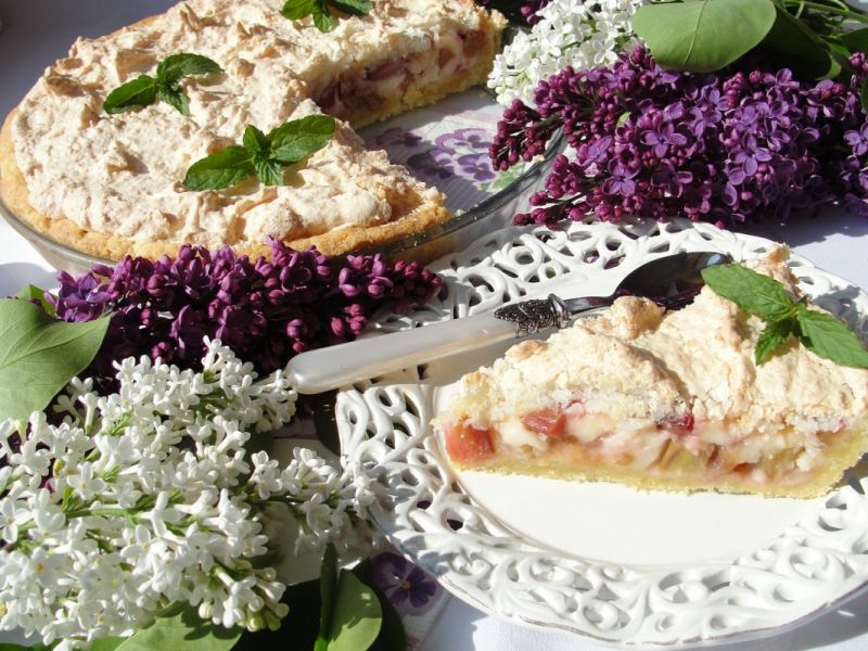 Tarta z rabarbarem i kokosową bezą