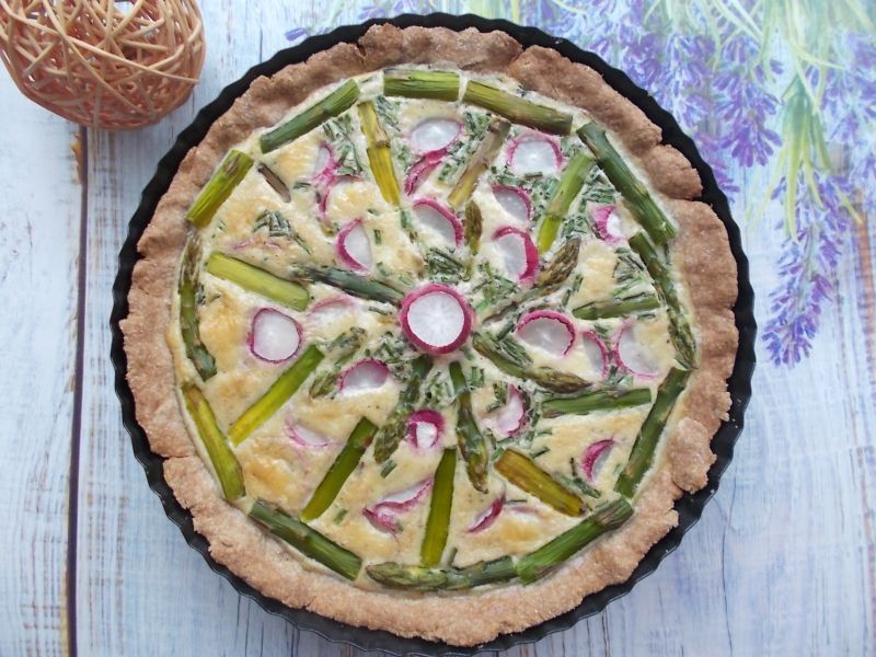 Tarta z rzodkiewkami i szparagami Tarta z rzodkiewkami i szparagami