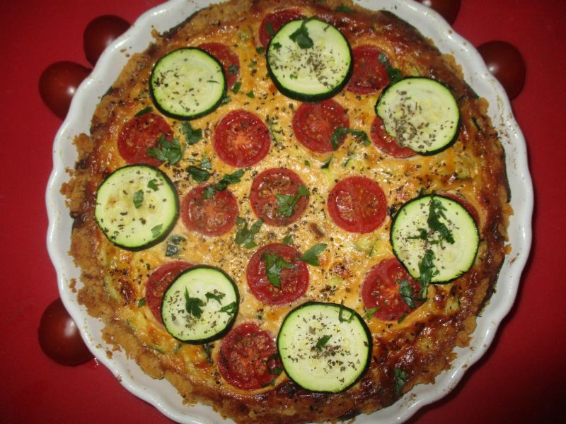 Tarta z serkiem, pomidorkami i cukinią