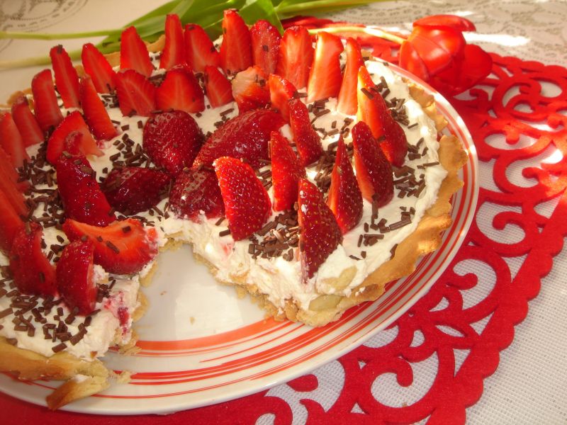 Tarta z truskawkami i kremem mascarpone Tarta z truskawkami i kremem mascarpone