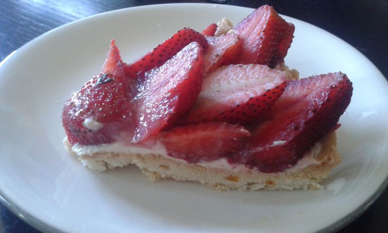 Tarta z truskawkami na kruchym spodzie Tarta z truskawkami na kruchym spodzie