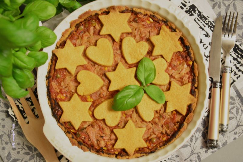 Tarta z tuńczykiem w sosie pomidorowym