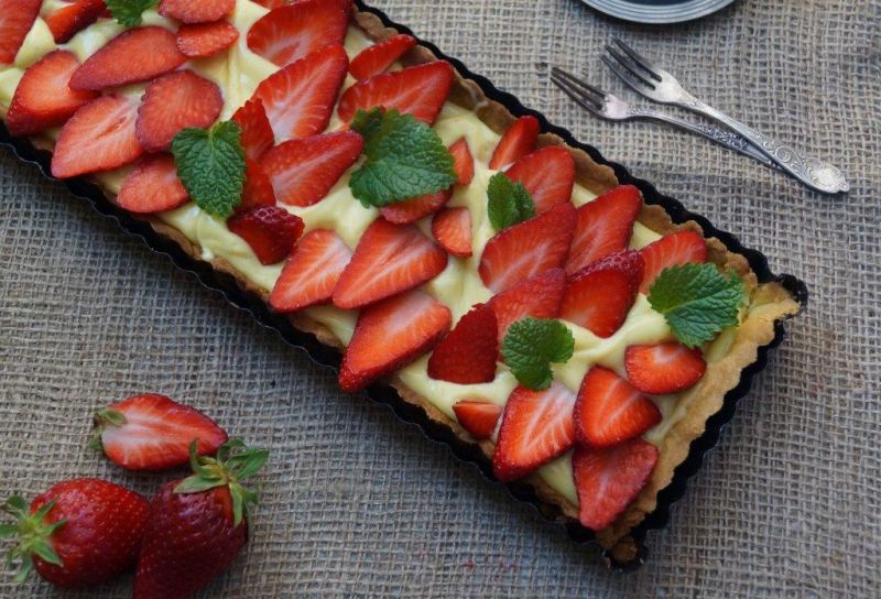 Tarta z waniliowym kremem i truskawkami 