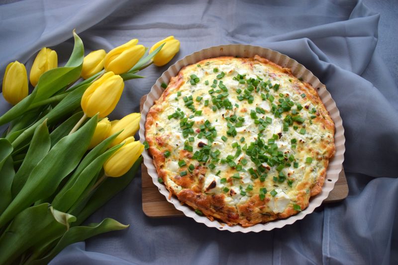Tarta z warzywami i fetą na cieście francuskim Tarta z warzywami i fetą na cieście francuskim