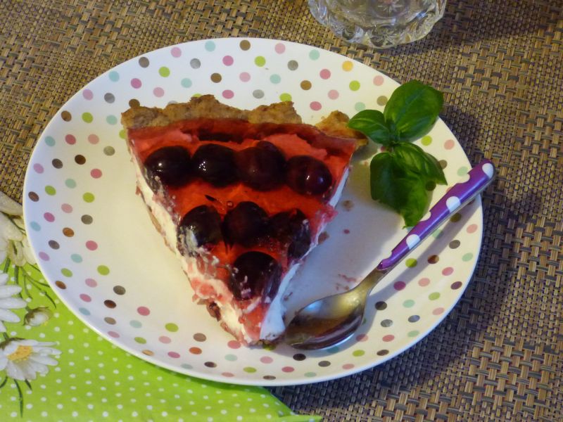 Tarta z wiśniami i kokoswym kremem Tarta z wiśniami i kokoswym kremem