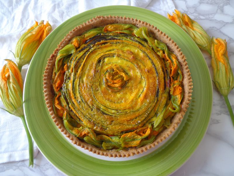 Tarta z zapiekanymi warzywami w sosie z kurkumą