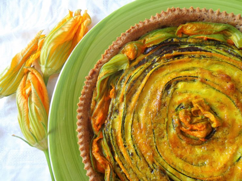 Tarta z zapiekanymi warzywami w sosie z kurkumą