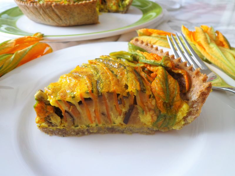 Tarta z zapiekanymi warzywami w sosie z kurkumą