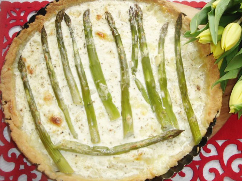 Tarta z zielonymi szparagami, cebulą i mozzarellą Tarta z zielonymi szparagami, cebulą i mozzarellą