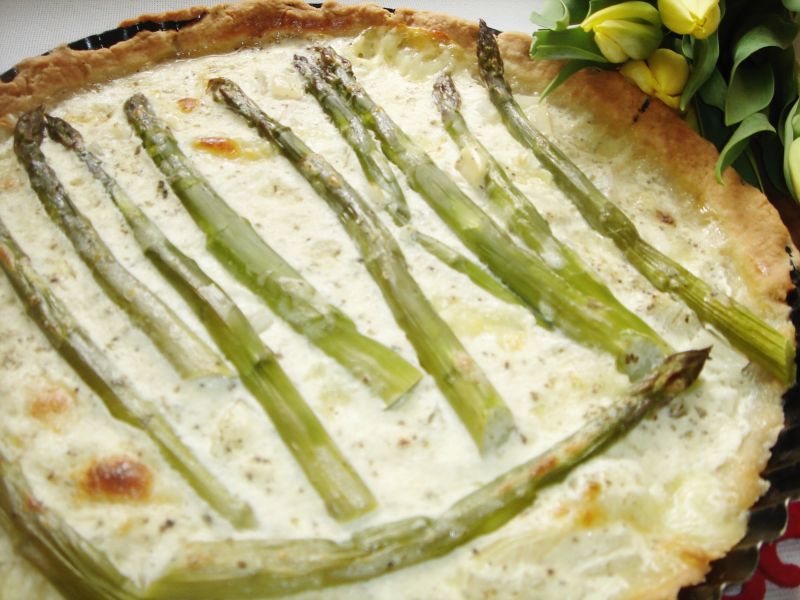 Tarta z zielonymi szparagami, cebulą i mozzarellą Tarta z zielonymi szparagami, cebulą i mozzarellą