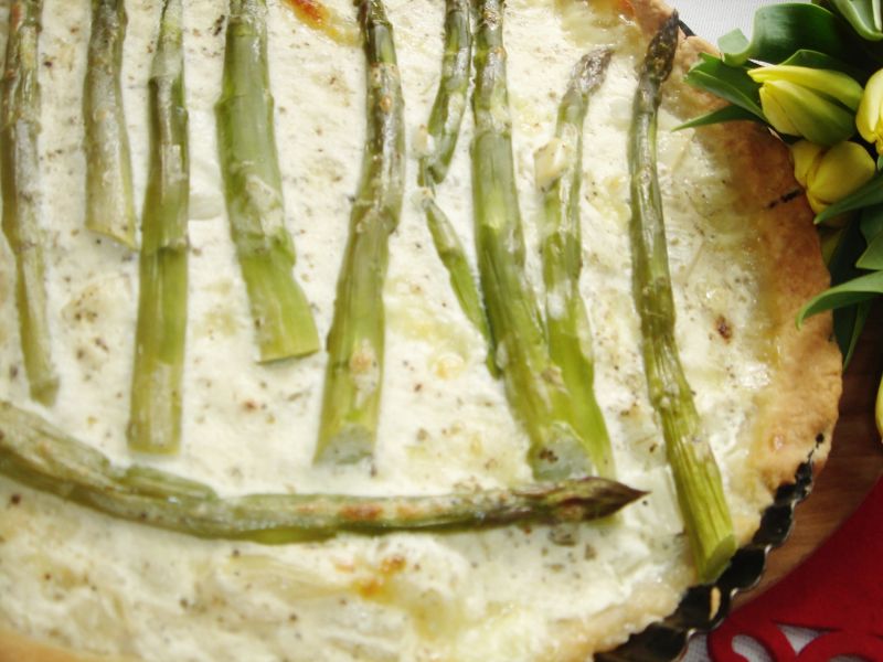Tarta z zielonymi szparagami, cebulą i mozzarellą Tarta z zielonymi szparagami, cebulą i mozzarellą