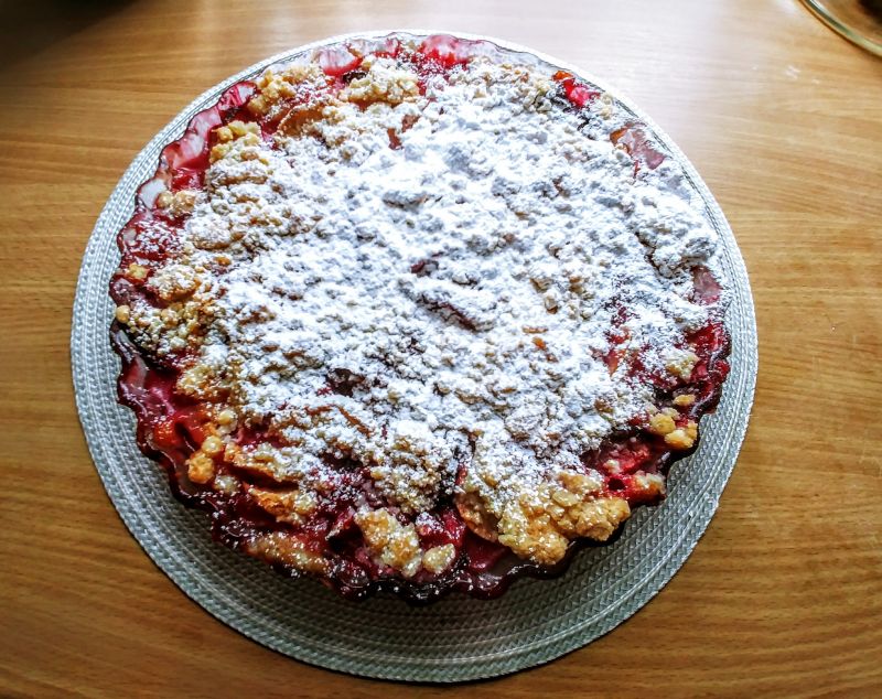 Tarta ze śliwkami i jabłkami pod kruszonką
