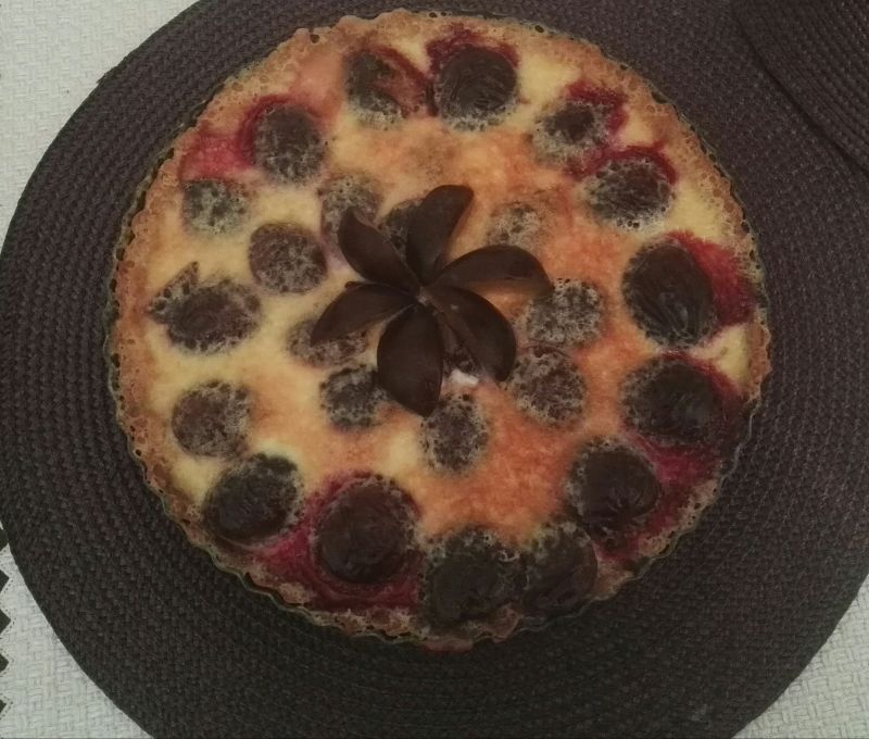 Tarta ze śliwkami i kremem śmietanowym Tarta ze śliwkami i kremem śmietanowym