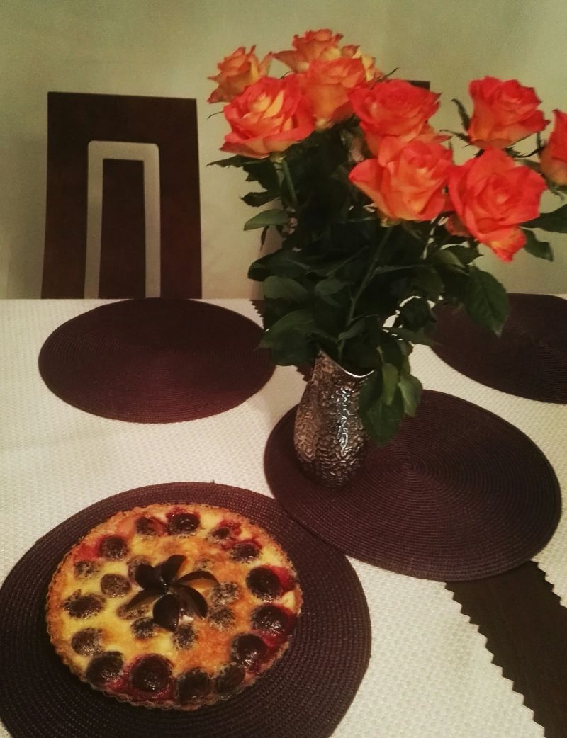 Tarta ze śliwkami i kremem śmietanowym Tarta ze śliwkami i kremem śmietanowym