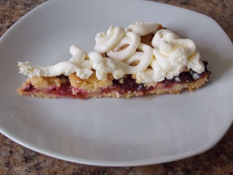 Tarta ze śliwkami pod śmietanową chmurką 