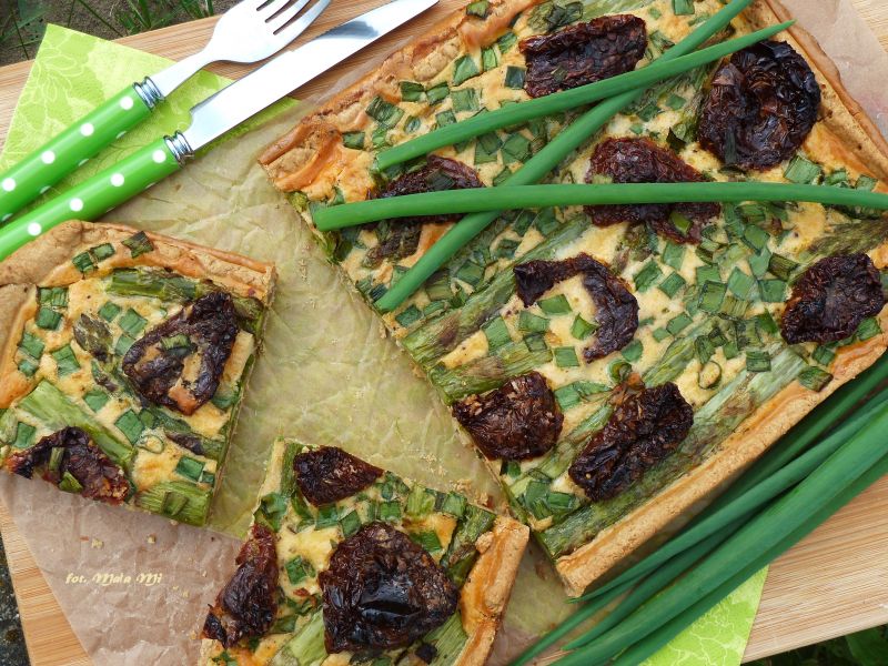 Tarta ze szparagami, susz. pomidorami i koperkiem