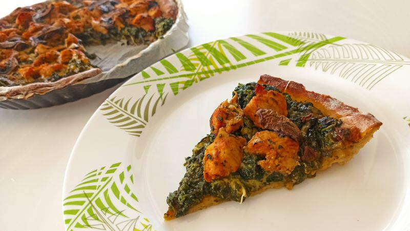 Tarta ze szpinakiem, mozzarellą i kurczakiem Tarta ze szpinakiem, mozzarellą i kurczakiem