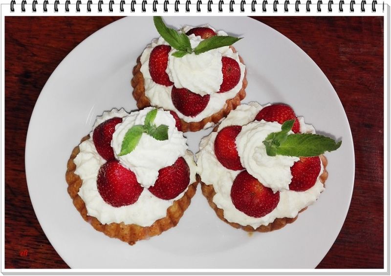Tartaletki Eli z bitą śmietaną i truskawkami
