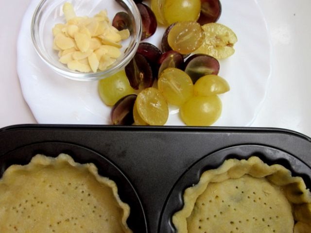 Tartaletki migdałowe z winogronami