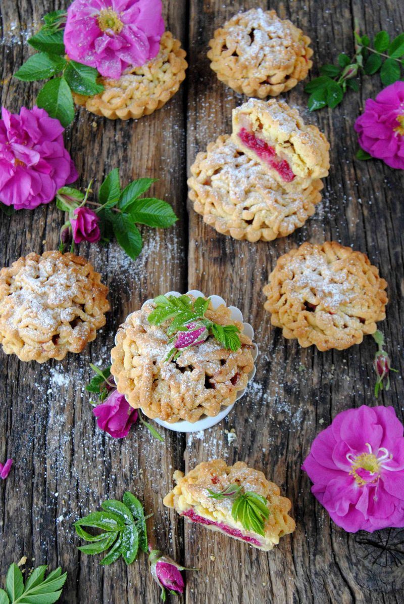 Tartaletki różano - rabarbarowe Tartaletki różano - rabarbarowe