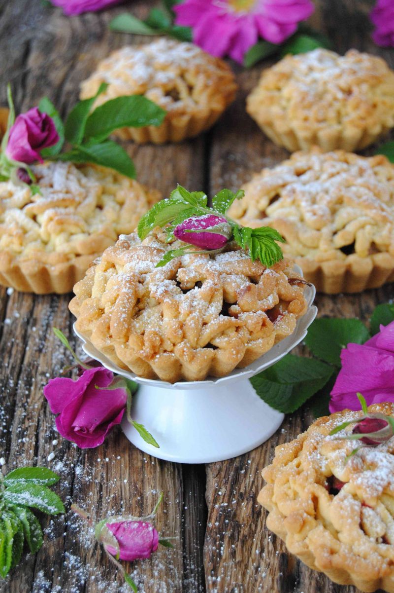 Tartaletki różano - rabarbarowe Tartaletki różano - rabarbarowe