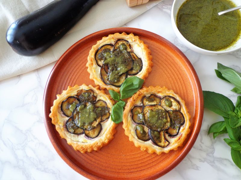 Tartaletki z bakłażanem, kozim serem i pesto
