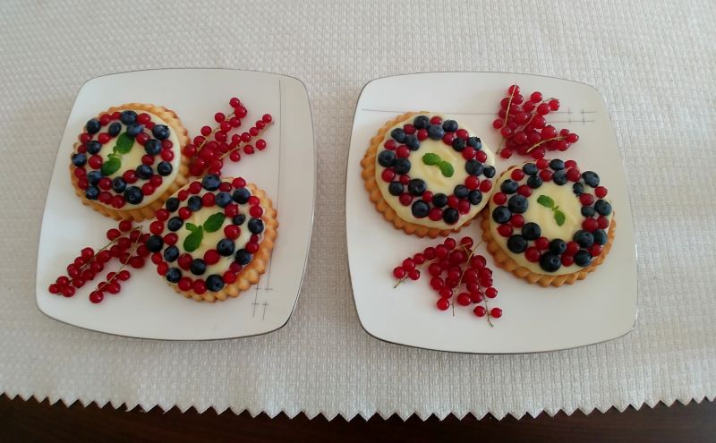 Tartaletki z białą czekoladą i owocami Tartaletki z białą czekoladą i owocami