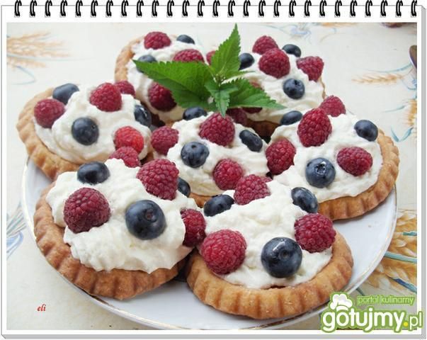 Tartaletki z bitą śmietaną i owocami Tartaletki z bitą śmietaną i owocami