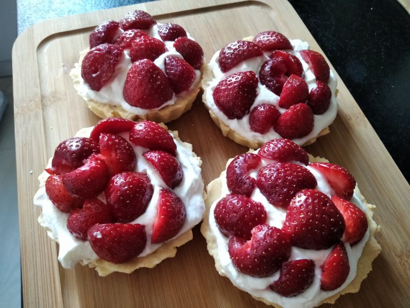 Tartaletki z bitą śmietaną i truskawkami Tartaletki z bitą śmietaną i truskawkami