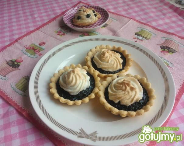 Tartaletki z borówkami, budyniem i bezą