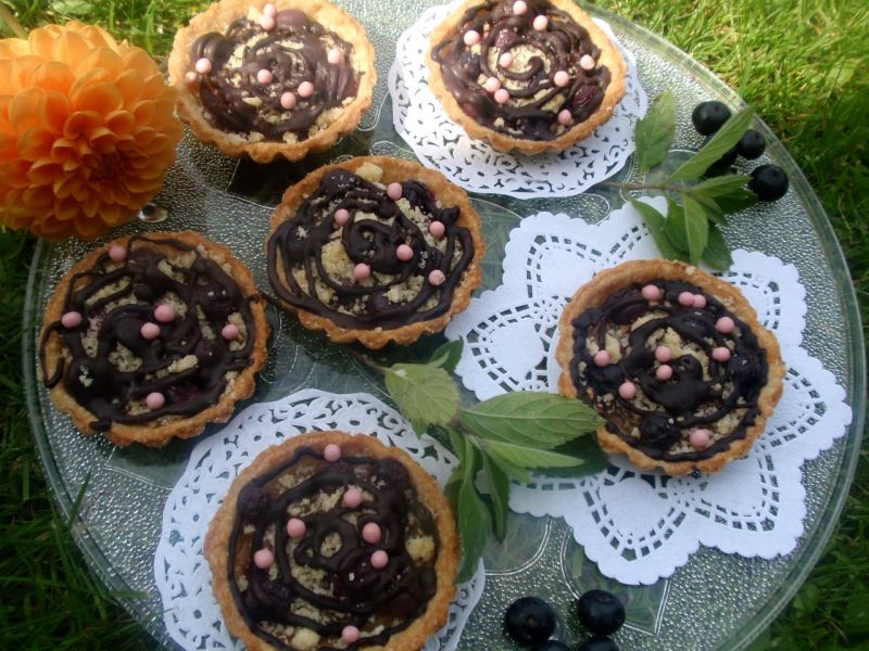 Tartaletki z budyniem borówkami i kruszonką