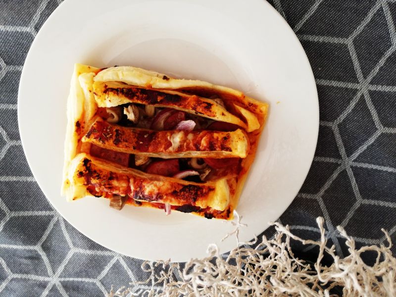 Tartaletki z chorizo, cebulą i pieczarkami Tartaletki z chorizo, cebulą i pieczarkami