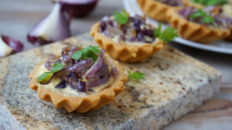 Tartaletki z czerwoną cebulą