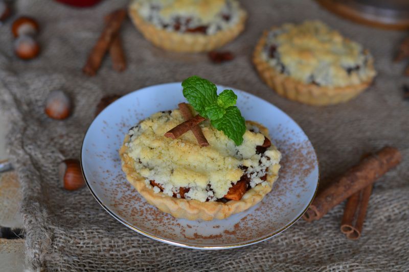 Tartaletki z jabłkiem i złocistą kruszonką