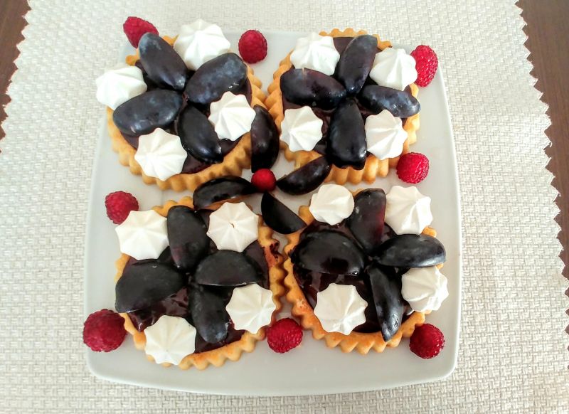 Tartaletki z kremem czekoladowym i śliwkami Tartaletki z kremem czekoladowym i śliwkami