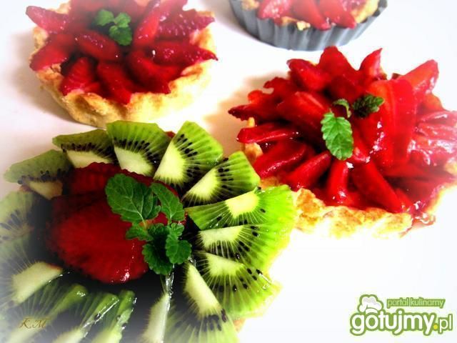 Tartaletki   z kremem   i  truskawkami