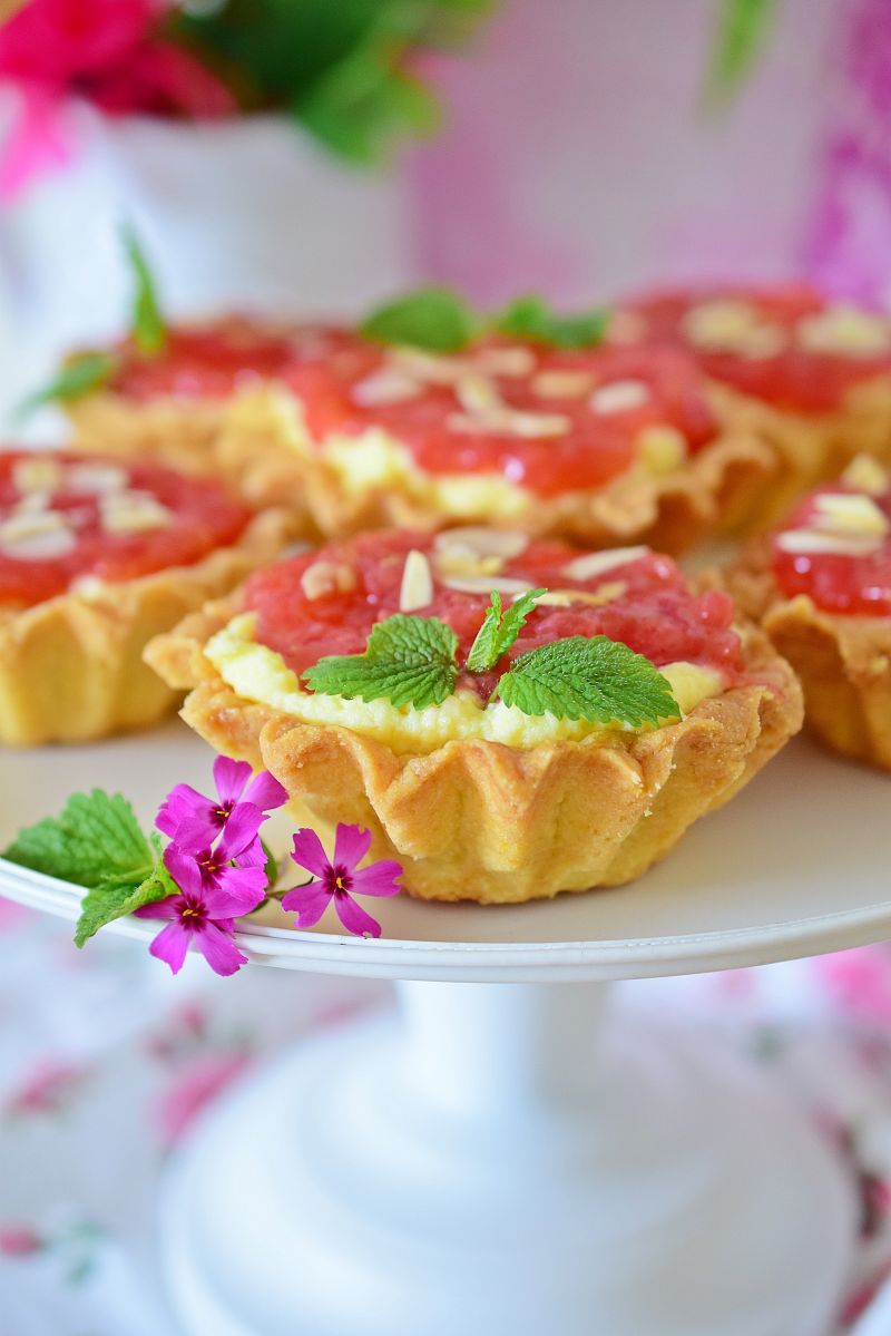 Tartaletki z kremem karpatkowym i rabarbarem