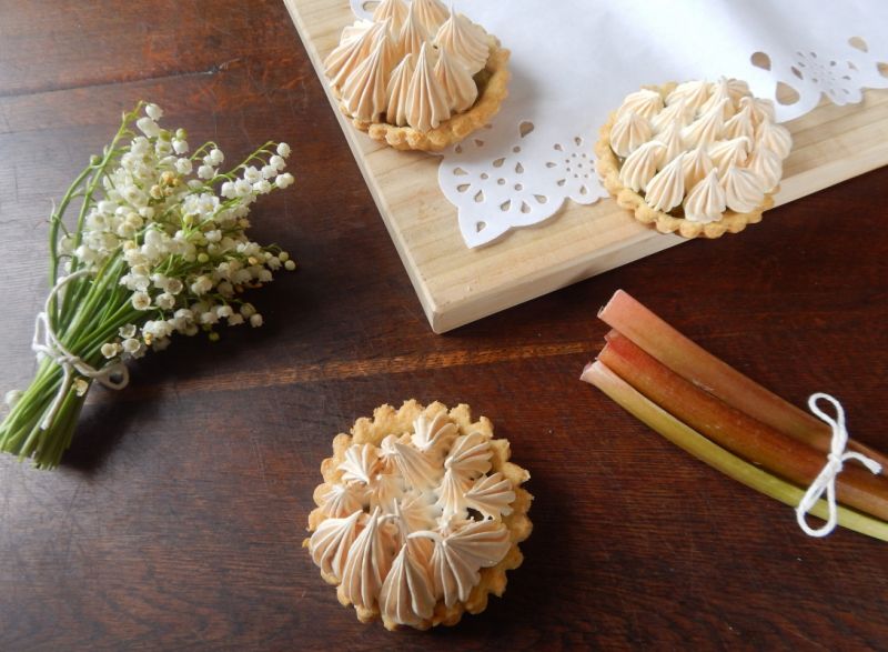 Tartaletki z rabarbarem i bezą