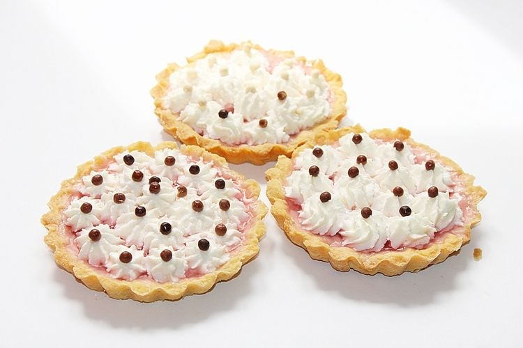 Tartaletki ze śmietaną i arbuzową galaretką Tartaletki ze śmietaną i arbuzową galaretką