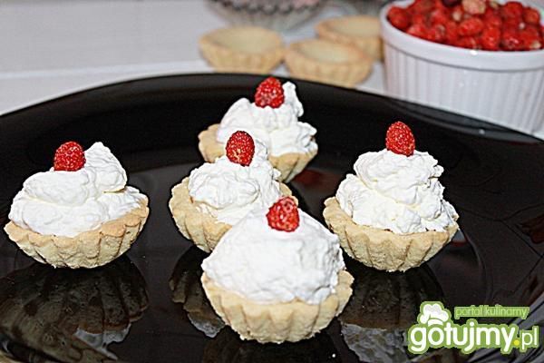 Tartaletki ze śmietaną i poziomkami  Tartaletki ze śmietaną i poziomkami