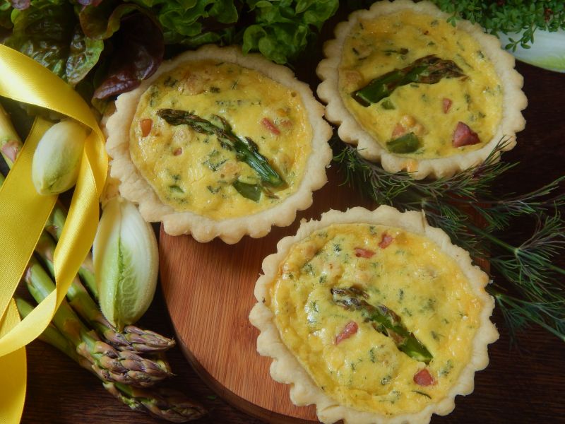 Tartaletki ze szparagami i szynką  Tartaletki ze szparagami i szynką