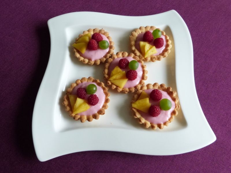 Tarteletki pomarańczowe z budyniem i owocami 