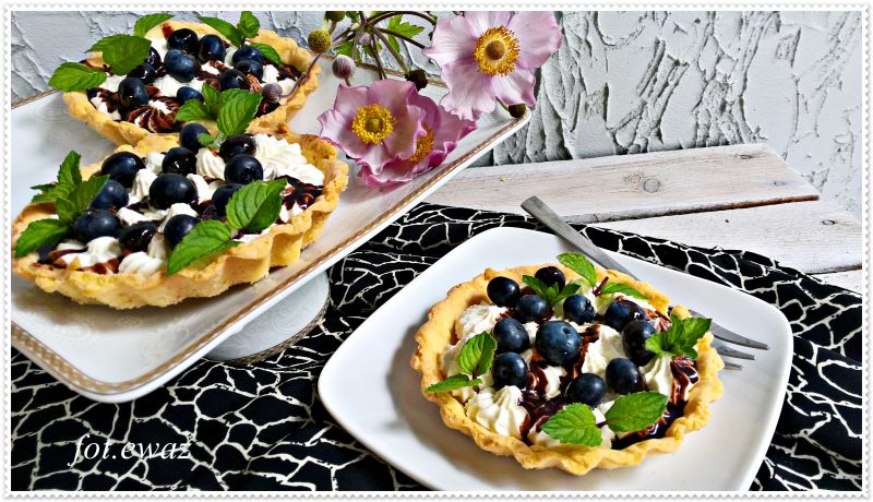 Tarteletki z bitą smietaną i borówkami Tarteletki z bitą smietaną i borówkami